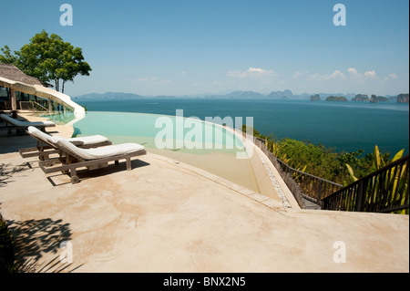 Ansicht der Phang Nga Bay aus dem reflektierenden Pool der Six Senses Resort auf Koh Yao Noi, Bucht von Phang Nga, Thailand, Asien Stockfoto