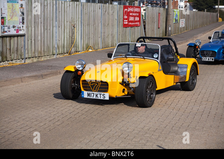 Fahren Sie im April in Yarmouth, Isle of Wight, Hampshire, Großbritannien, mit Caterham Lotus 7 Autos Stockfoto