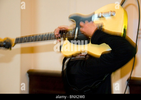 Lee Wharton nach Stunden Blues Band der Gitarre hinter dem Kopf während der Dundee Blues Bonanza 2010, UK Stockfoto Lee Wharton nach Stunden Blues Band der Gitarre hinter dem Kopf während der Dundee Blues Bonanza 2010, UK Stockfoto