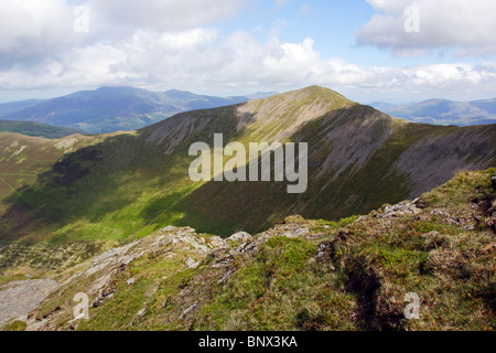 Mit Blick auf Grisedale Pike aus Hobcarton Crag auf Hopegill Kopf in den Lake District National Park, Cumbria. Stockfoto