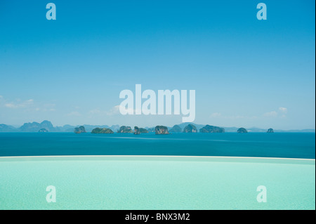 Ansicht der Phang Nga Bay aus dem reflektierenden Pool der Six Senses Resort auf Koh Yao Noi, Bucht von Phang Nga, Thailand, Asien Stockfoto