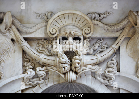 Detail von der Basis des Benvenuto Cellini Statue - Perseus mit Kopf der Medusa in der Loggia dei Lanzi in Florenz, Italien Stockfoto