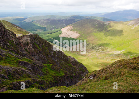 Blick von Hobcarton Klettergarten am Hopegill Head in Richtung Grisedale Pike und Whinlatter Forest im Lake District, Cumbria. Stockfoto