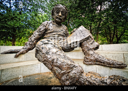 Albert Einstein Memorial Statue Washington DC // WASHINGTON DC – die Albert Einstein Memorial Statue befindet sich auf dem Gelände der National Academy of Sciences neben der National Mall. Die 12 Fuß hohe Bronzeskulptur von Robert Berks wurde 1979 anlässlich des hundertjährigen Geburtstages Einsteins enthüllt. Die Gedenkstätte zeigt Einstein, der Schriften mit mathematischen Gleichungen hält, die seine bedeutendsten wissenschaftlichen Beiträge repräsentieren. Stockfoto