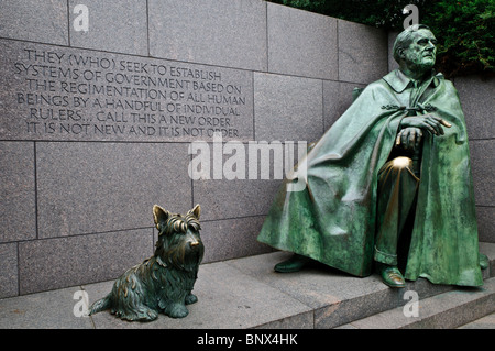 WASHINGTON DC, USA – Eine Bronzestatue des Präsidenten Franklin D. Roosevelt mit seinem geliebten Scottish Terrier Fala im Franklin Delano Roosevelt Memorial im West Potomac Park, Washington DC. Die Skulptur zeigt den FDR im Rollstuhl und erkennt seine Behinderung an seiner Seite. Diese Statue ist eine von mehreren innerhalb des weitläufigen Gedenkkomplexes, der der Präsidentschaft und dem Erbe des FDR gewidmet ist. Stockfoto