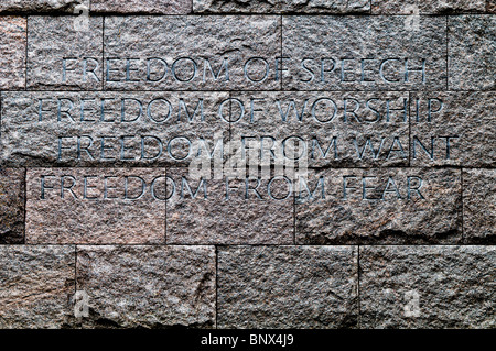 Four Freedoms Franklin Delano Roosevelt Memorial Washington DC // WASHINGTON DC – Roosevelts vier Freiheiten in Stein am Franklin Delano Roosevelt Memorial zeigen die vier grundlegenden menschlichen Freiheiten, die in Präsident Roosevelts Rede zur Lage der Union vom 6. Januar 1941 beschrieben wurden. Die vier Freiheiten – Redefreiheit, Religionsfreiheit, Freiheit von Not und Freiheit von Angst – wurden zu Grundprinzipien der amerikanischen Beteiligung am Zweiten Weltkrieg und der internationalen Nachkriegsordnung. Das 1997 geweihte Denkmal erstreckt sich über 7,5 Acres (3 Hektar) entlang des Gezeitenbeckens und Chronik Roosev Stockfoto