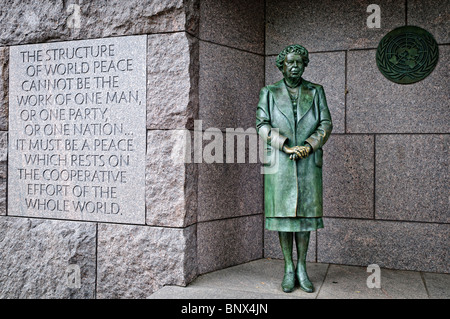 Eleanor Roosevelt Statue FDR Memorial Washington DC // WASHINGTON DC – Eine Bronzestatue von Eleanor Roosevelt ist Teil des Franklin Delano Roosevelt Memorial im West Potomac Park. Die Skulptur zeigt die ehemalige First Lady in ihrer Rolle als erste US-Botschafterin bei den Vereinten Nationen. Eleanor Roosevelts Statue ist einer von vier Außenräumen im Gedenkkomplex, die den vier Amtszeiten des FDR als Präsident gewidmet sind. Das von Lawrence Halprin entworfene Denkmal wurde 1997 eröffnet und erstreckt sich über 7,5 Acres (3 Hektar) entlang des Gezeitenbeckens. Roosevelt war von 1945 bis 1953 UN-Botschafter und Vorsitzender des commis Stockfoto