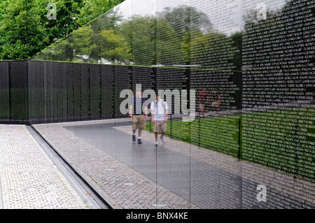 WASHINGTON DC, USA - Namen von denen in Aktion in Vietnam auf der Wand des Vietnam Memorial in Washington DC getötet. Stockfoto