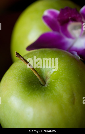 Grüne Äpfel und Orchideen dekorieren ein Zimmer im Banyan Tree Resort, Pa Tong, Phuket, Thailand, Asien Stockfoto