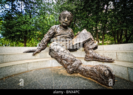 Albert Einstein Memorial Statue Washington DC // WASHINGTON DC – die Albert Einstein Memorial Statue befindet sich auf dem Gelände der National Academy of Sciences neben der National Mall. Die 12 Fuß hohe Bronzeskulptur von Robert Berks wurde 1979 anlässlich des hundertjährigen Geburtstages Einsteins enthüllt. Die Gedenkstätte zeigt Einstein, der Schriften mit mathematischen Gleichungen hält, die seine bedeutendsten wissenschaftlichen Beiträge repräsentieren. Stockfoto