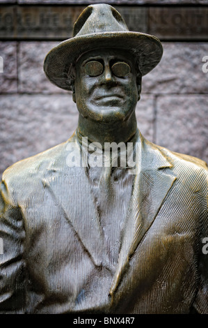 WASHINGTON DC, USA - stilisierte Skulptur eines jüngeren FDR in einem Rollstuhl am Franklin D. Roosevelt Memorial in Washington DC auf Haines Punkt am Ufer des Tidal Basin Stockfoto