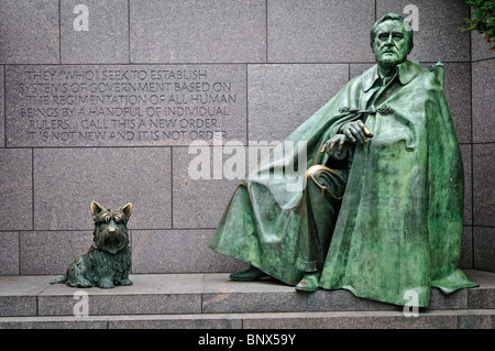 WASHINGTON DC, USA – Eine Bronzestatue des Präsidenten Franklin D. Roosevelt mit seinem geliebten Scottish Terrier Fala im Franklin Delano Roosevelt Memorial im West Potomac Park, Washington DC. Die Skulptur zeigt den FDR im Rollstuhl und erkennt seine Behinderung an seiner Seite. Diese Statue ist eine von mehreren innerhalb des weitläufigen Gedenkkomplexes, der der Präsidentschaft und dem Erbe des FDR gewidmet ist. Stockfoto