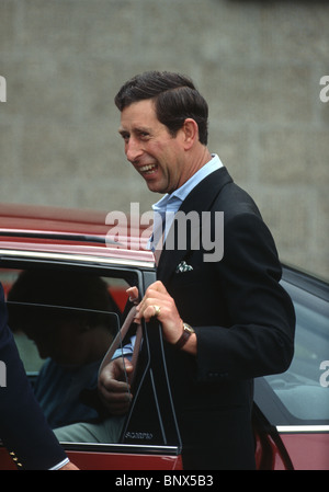 Prinz Charles verlässt Cirencester Krankenhaus, nachdem er seinen Arm beim Spielen verletzt Polo, Cirencester, England, Juli 1990 Stockfoto