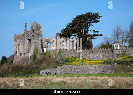 Burgruine und Gartenhaus, wo Dylan Thomas Laugharne Wales UK schrieb Stockfoto