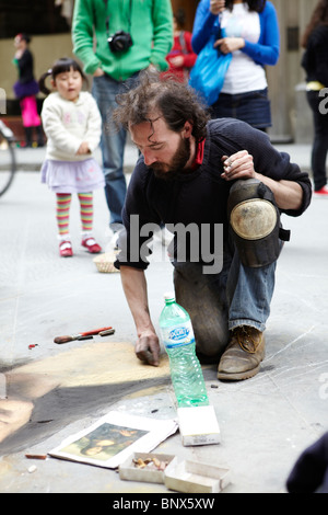 Streetart-Künstler zeichnen die Mona Lisa auf einem Bürgersteig in Florenz, Italien Stockfoto