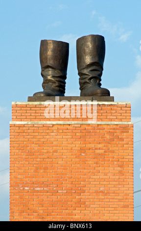 Stiefel Bronze Statue von Ákos Eleőd auf Stalins Tribüne im Memento Park (Szoborpark) in Budapest, Ungarn Stockfoto