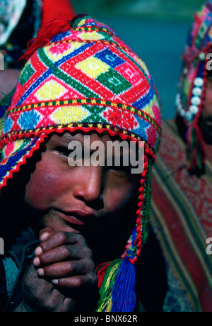 Anden junge ein Gipfel, ein peruanischer Stil Alpaka Wolle Hut tragen. Stockfoto