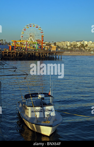 Hafen Sie-Patrouillenboot von der Anlegestelle, Strand von Santa Monica, Los Angeles, Kalifornien, USA Stockfoto