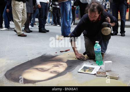 Streetart-Künstler Gemälde der Mona Lisa auf einem Bürgersteig in Florenz, Italien Stockfoto