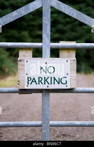 "Kein Parkplatz" Zeichen angebracht, ein Metalltor, Foyers, Inverness-Shire, Scotland, UK Stockfoto