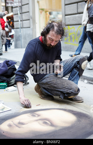 Streetart-Künstler zeichnen die Mona Lisa auf einem Bürgersteig in Florenz, Italien Stockfoto