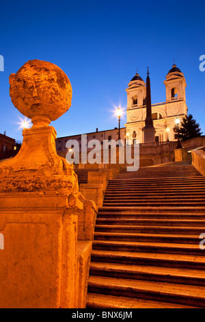 Kurz vor der Morgendämmerung an der spanischen Treppe mit Trinità dei Monti über Lazio Rom Italien Stockfoto