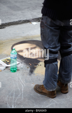 Streetart-Künstler zeichnen die Mona Lisa auf einem Bürgersteig in Florenz, Italien Stockfoto