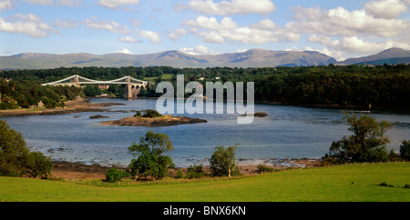 Menai Hängebrücke über die Menai Straits, Anglesey, North Wales, UK.  Die Carneddau Berge, Snowdonia, im Hintergrund. Stockfoto