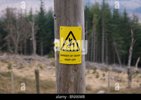 "Gefahr von Tod zu halten Off" Warnzeichen auf einem Telegrafenmast, Foyers, Inverness-Shire, Scotland, UK Stockfoto