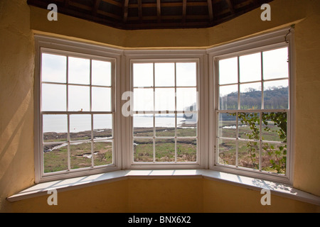 Blick vom Ferienhaus in Burg Ruinen wo Dylan Thomas und Richard Hughes und schrieb Laugharne Wales UK Stockfoto