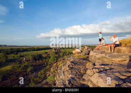 Touristen blicken auf den Nadab Auen.  Ubirr, Kakadu-Nationalpark, Northern Territory, Australien. Stockfoto