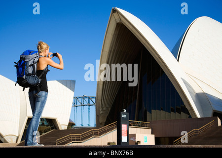 Eine Backpacker fotografiert das Opernhaus in Sydney, New South Wales, Australien. Stockfoto