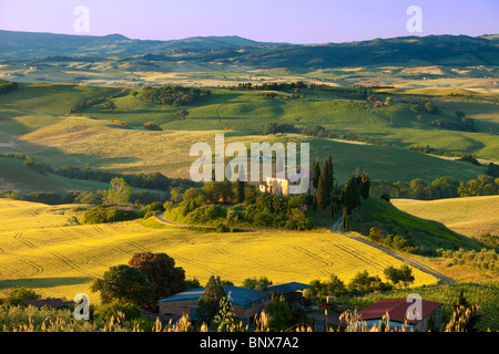 Podere Belvedere und Toskanische Landschaft bei Sonnenaufgang in der Nähe von San Quirico d'Orcia, Toskana Italien Stockfoto