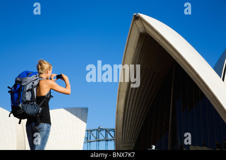 Eine Backpacker fotografiert das Opernhaus in Sydney, New South Wales, Australien. Stockfoto