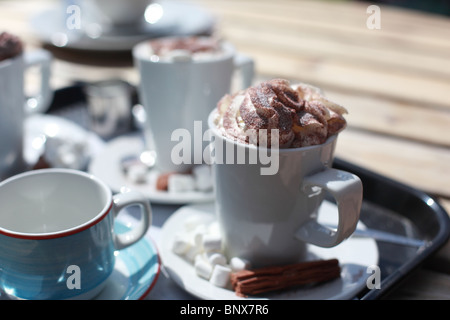 Schokoladengetränk mit Milchschaum oben und Flocke Stockfoto