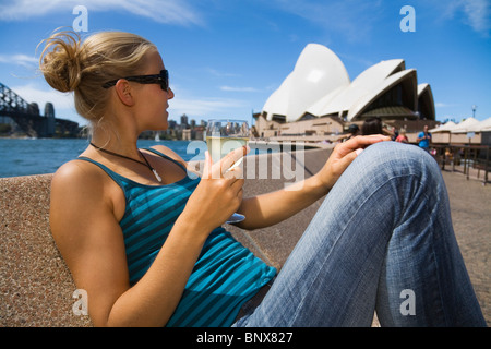 Eine Frau genießt ein Glas Wein an der Bar der Oper in Sydney, New South Wales, Australien. Stockfoto