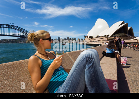 Eine Frau genießt ein Glas Wein an der Bar der Oper in Sydney, New South Wales, Australien. Stockfoto