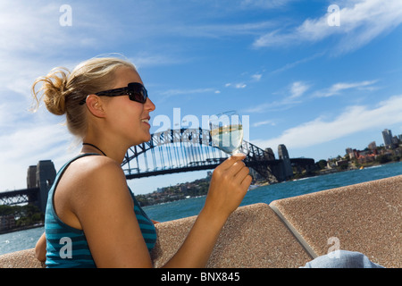 Eine Frau genießt ein Glas Wein an der Bar der Oper in Sydney, New South Wales, Australien. Stockfoto