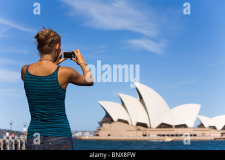 Eine Frau fotografiert das Opernhaus in Sydney, New South Wales, Australien. Stockfoto