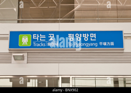 Zeichen Sie innen Dorasan-Station "Zu Pyeongyang," DMZ, demilitarisierte Zone, South Korea Stockfoto