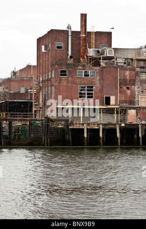 verlassene Blick auf verlassene sich verschlechternden Ziegel Georgia Pacific Papierfabrik an Uferpromenade Bellingham, Washington Stockfoto