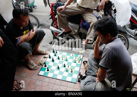 Schachspielen auf dem Bürgersteig in Bandung, Indonesien. Stockfoto