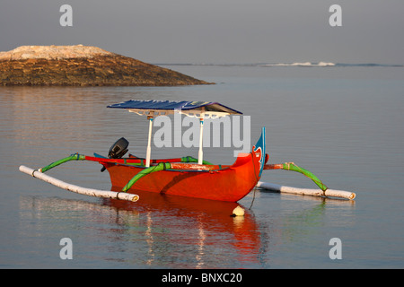 Traditionelles Boot am Strand von Kuta, Bali Stockfoto