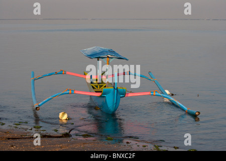 Traditionelles Boot am Strand von Kuta, Bali Stockfoto