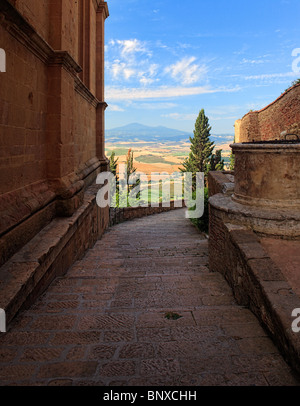 Gehweg in Pienza bietet atemberaubenden Blick auf die toskanische Landschaft Stockfoto