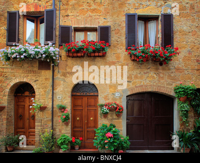 Hausfassaden in der toskanischen Hügel Stadt Pienza, Italien Stockfoto