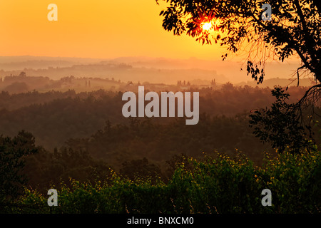 Toskanische Landschaft rund um San Gimignano, Italien bei Sonnenaufgang Stockfoto