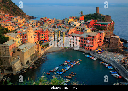 Nachmittag im Hafen von Vernazza. Vernazza ist eine kleine Stadt in der italienischen Nationalpark Cinque Terre. Stockfoto