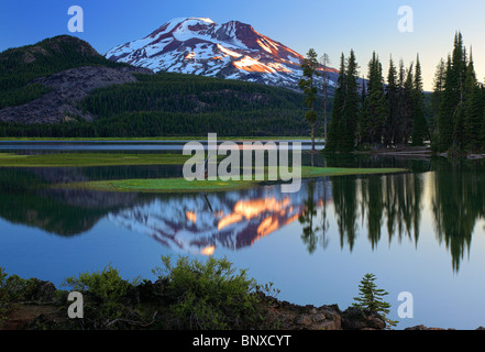 Sparks Lake in der Nähe von Bend, Oregon reflektieren den Gipfel des South Sister Stockfoto