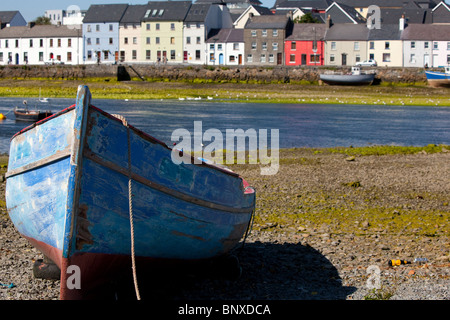 Alte blaue Boot mit den langen Weg in Galway, Irland im Hintergrund Stockfoto